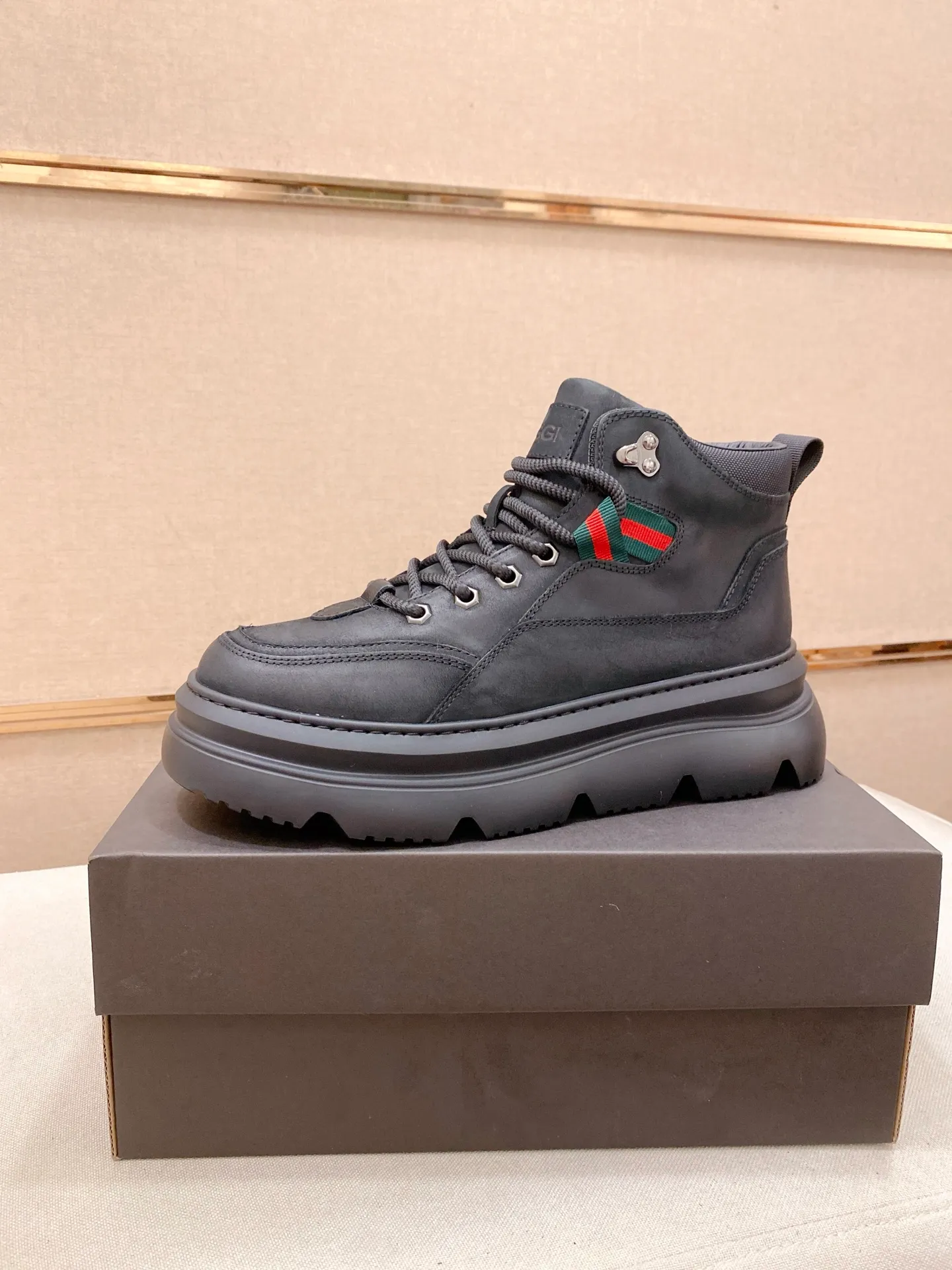 Factory price: 700💰New UGG fur-integrated men's simple and fashionable snow shoes. The most worth buying at the end of this year are warm casual shoes. Whether you are out and about at home, their comfortable and warm performance will be your most suitable fashion companion! The material is cowhide upper and imported wool is used inside. Two layers of cowhide for warmth and comfort! The eva+ rubber patch outsole is cushioned, non-slip and wear-resistant, and has good elasticity. It is light and wear-resistant, comfortable and soft, and the new simple cut is more fashionable. It has both practicality and fashion sense, so you no longer have to worry about how to match it in winter, while still maintaining your fashionable taste. High-quality genuine wool produced in Dongguan. The material depends on the details! Size: 39-40-41-42-43-44-45 sneaker size